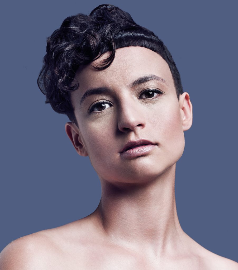 Retrato de modelo com corte curto assimétrico criado pela WIP Hairport